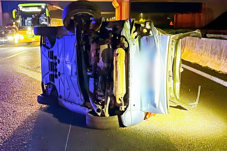 auto ribaltata ferentino a1 auto ribaltata ferentino a1