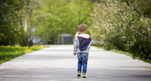 bambino passeggiata viale primavera