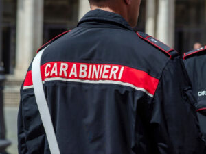 Carabiniere in divisa da dietro