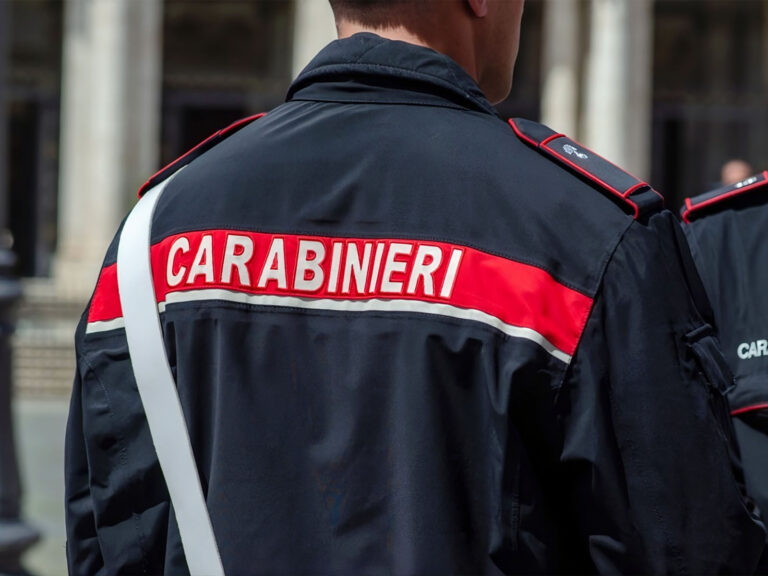 Carabiniere in divisa da dietro
