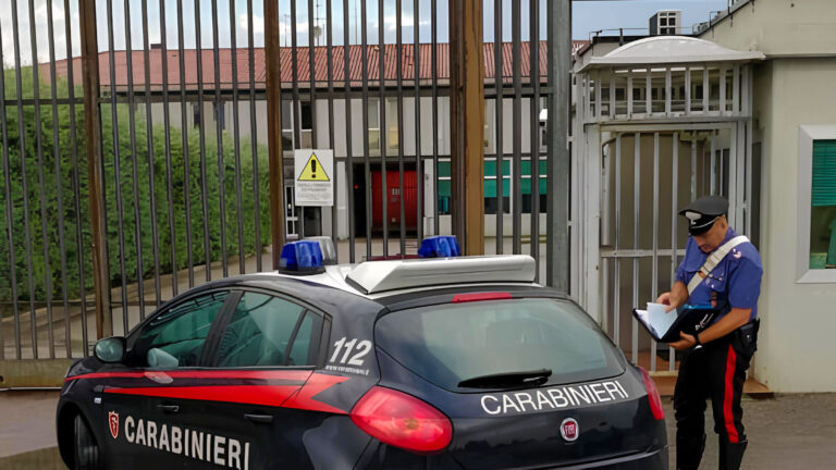 carabinieri cancello chiuso