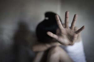 Difesa di una donna con mano in segno di blocco