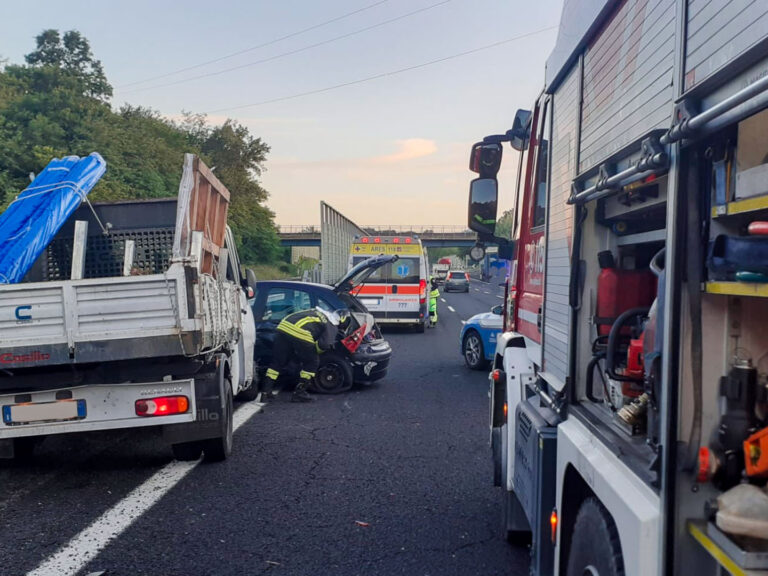 incidente a1 tre mezzi ceprano frosinone incidente a1 tre mezzi ceprano frosinone