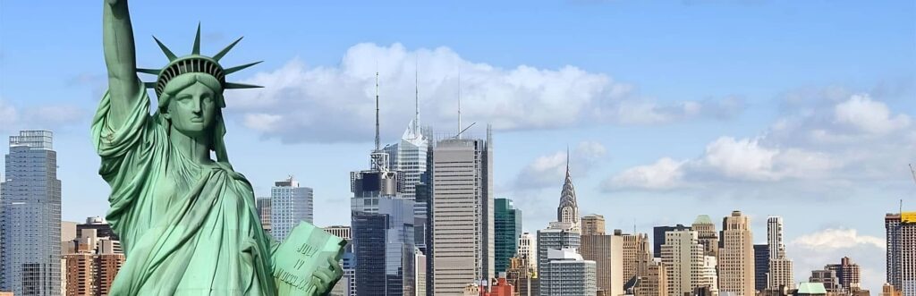 Panorama di New York con statua della Libertà