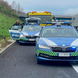Volanti della polizia stradale in autostrada