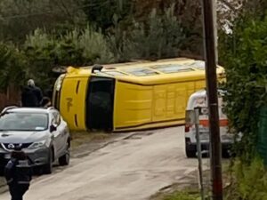 scuolabus ribaltato cervaro scuolabus ribaltato cervaro
