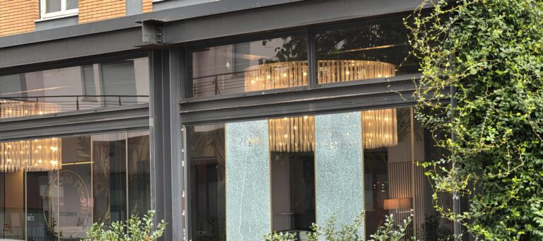 vetrata minotti quarto attentato vetrata minotti quarto attentato