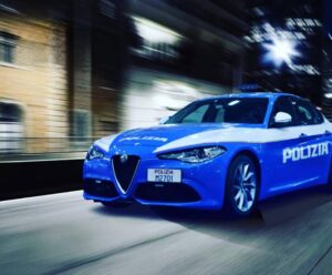volante polizia sfreccia